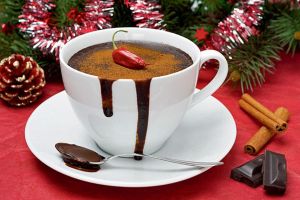 Рецепт согревающего шоколадного напитка с коньяком и жгучим перчиком