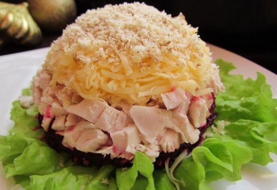 Салат слоеный праздничный с куриным филе и свеклой