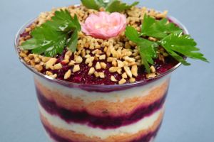 Салат слоеный праздничный с куриным филе и свеклой