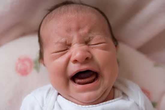 Почему младенец плачет