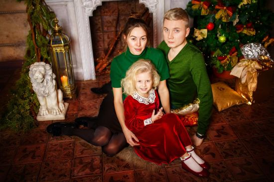Новогодняя семейная фотосессия в студии в Москве