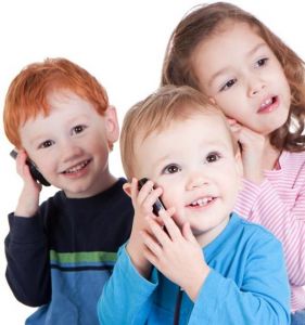 Нужен ли ребенку мобильный телефон?