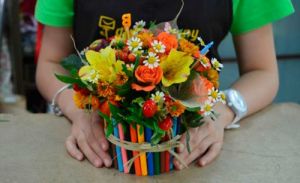 Как дополнить основной подарок букетом цветов